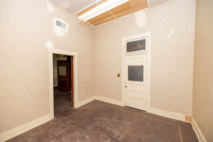 More Photos Of 108 S Santa Fe Ave, Salina General Retail For Lease