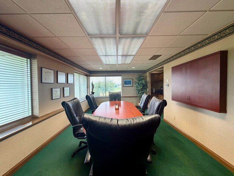 More Photos Of 1601 8th St SE, Orange City Office For Sale