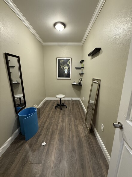 More Photos Of 323 W Powell Blvd, Gresham Freestanding For Lease