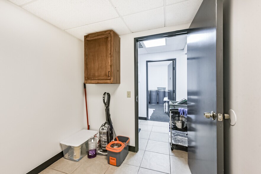 More Photos Of 20550 Townsen Blvd, Humble Loft Creative Space For Sale