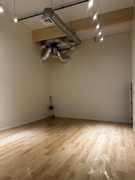 More Photos Of 671 W Broadway, Glendale Manufacturing For Lease