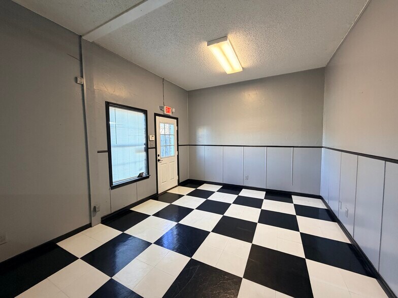 More Photos Of 730 Wainwright St, Denton Office For Lease