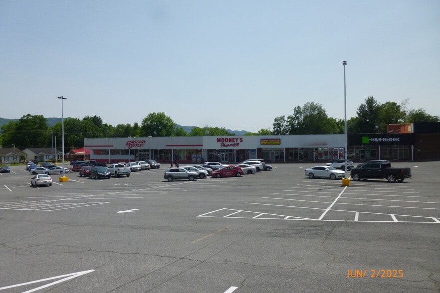 More Photos Of 1103-1115 N Roan St, Johnson City Supermarket For Sale