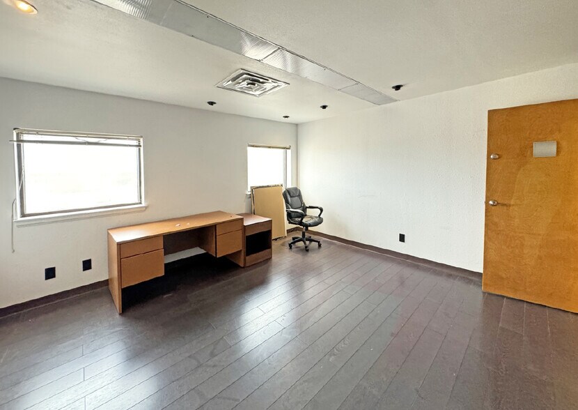 More Photos Of 2415 Princeton Dr NE, Albuquerque Flex For Sale
