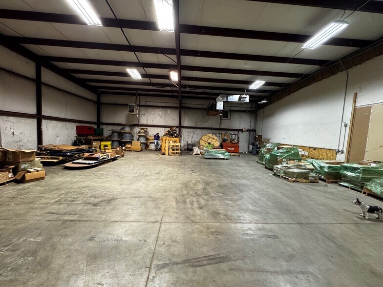 More Photos Of 1210-1212 NW Valley Ridge Dr, Grain Vly, Grain Valley Warehouse For Lease