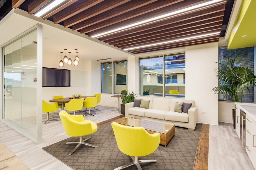 More Photos Of 9500 W Bryn Mawr Ave, Rosemont Office For Lease