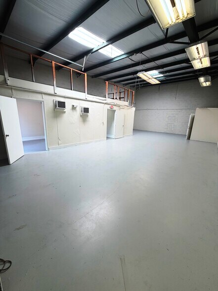 More Photos Of 1056 NE Pine Island Rd, Cape Coral Showroom For Lease