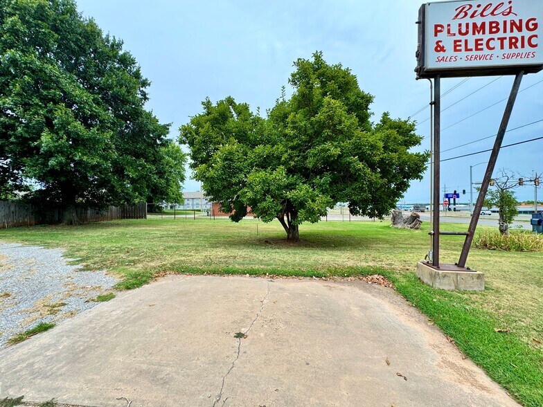 More Photos Of 2804 S 4th St, Chickasha Office For Sale