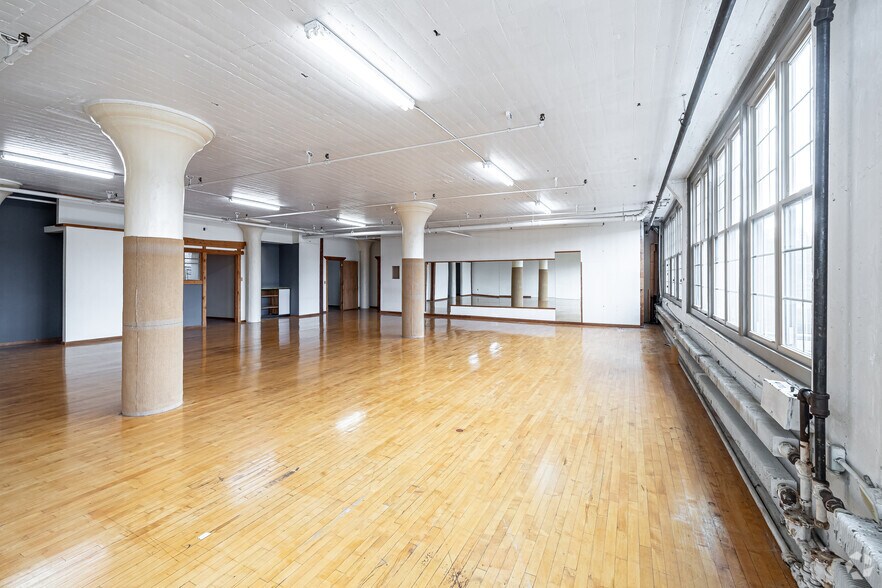 More Photos Of 221 Pine St, Florence Showroom For Lease