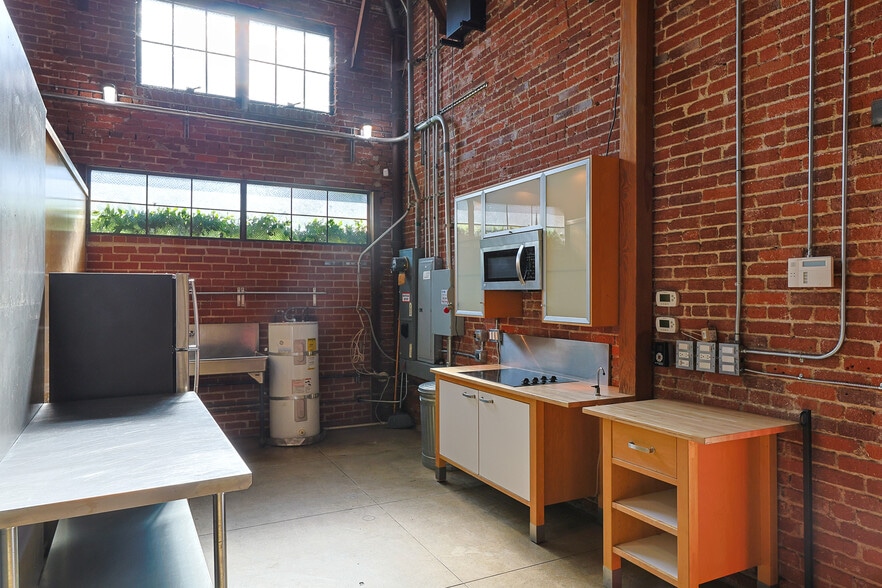 More Photos Of 1354-1358 S Grand Ave, Los Angeles Flex For Lease