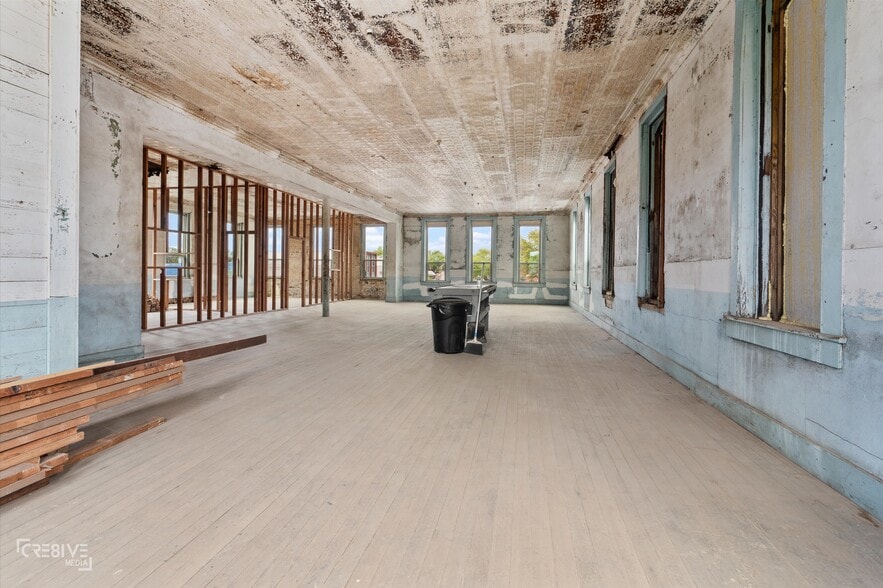 More Photos Of 157 S Henderson St, Rusk Flex For Sale