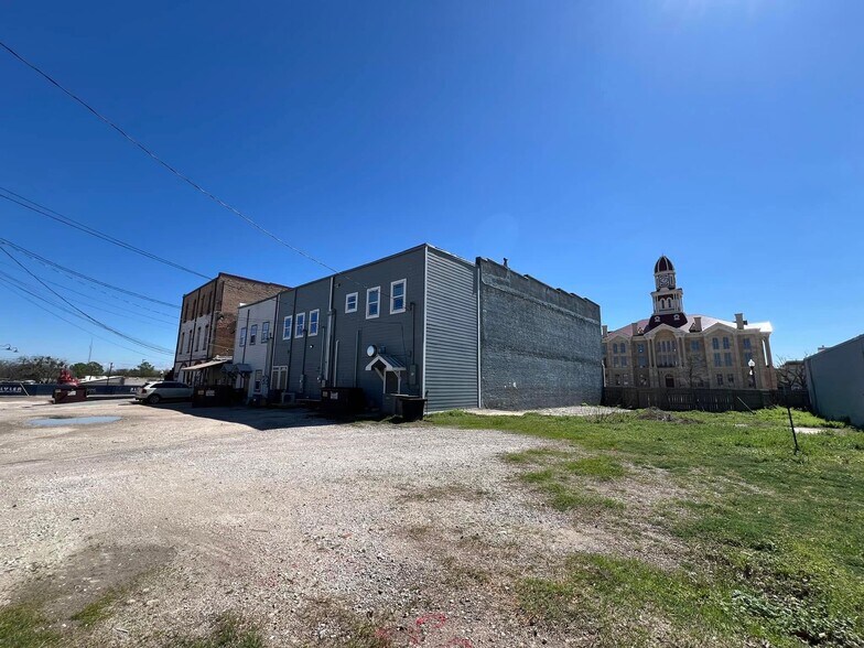 More Photos Of 119 E 5th St, Bonham Restaurant For Sale