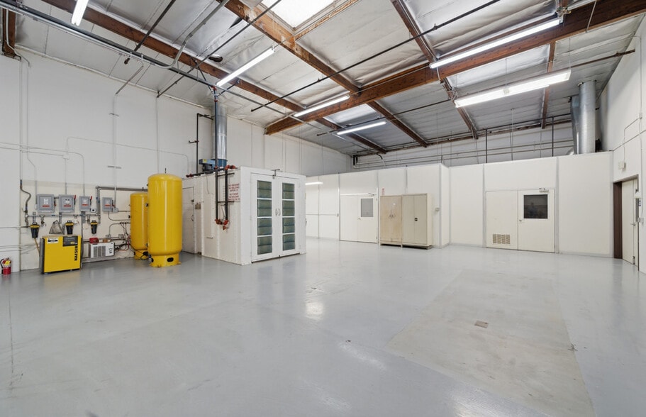 More Photos Of 5701 Engineer Dr, Huntington Beach Manufacturing For Lease