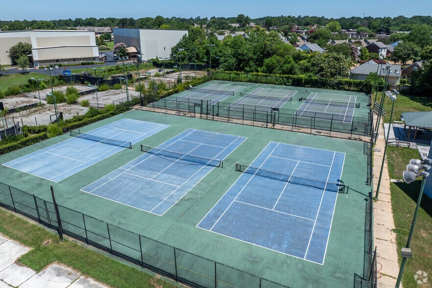 More Photos Of 46 Northtown Dr, Jackson Fitness Center For Lease