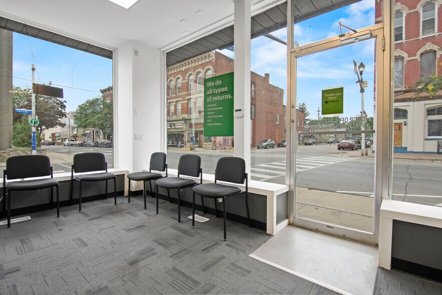 More Photos Of 187-199 King St W, Prescott Storefront Retail Residential For Lease
