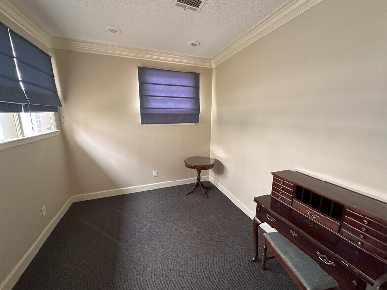 More Photos Of 2405 Broadway St, Lubbock Office For Sale