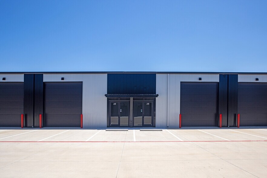 More Photos Of 700 N Jim Wright Fwy, White Settlement Warehouse For Lease