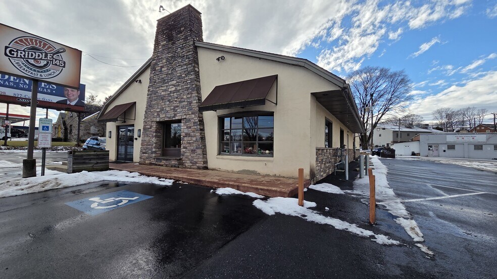 Primary Photo Of 1146 Macarthur Rd, Whitehall Restaurant For Lease