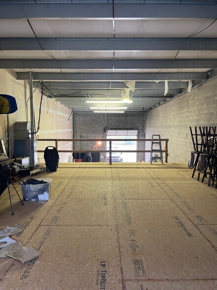 More Photos Of 1902 Campus Pl, Jeffersontown Light Distribution For Lease