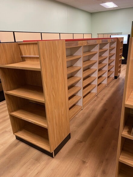 More Photos Of 243 Eastern Blvd N, Hagerstown General Retail For Lease