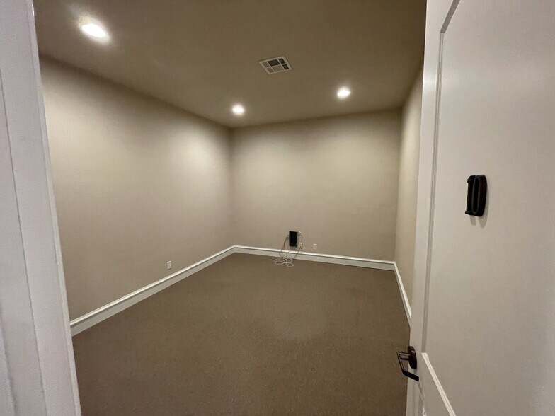 More Photos Of 212 E Virginia St, McKinney Storefront Retail Office For Lease