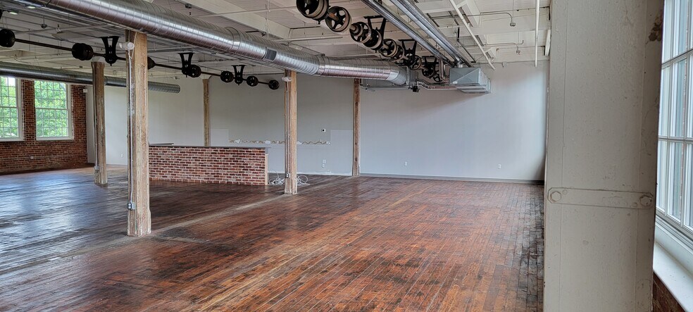 More Photos Of 205 Manufacturers Rd, Chattanooga General Retail For Lease