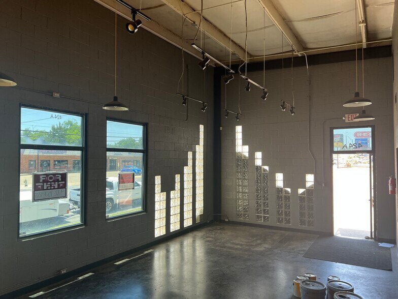 More Photos Of 424 W Henderson St, Cleburne Auto Dealership For Lease