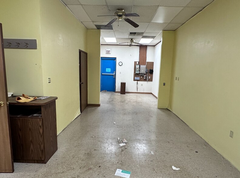 More Photos Of 1660-1728 Valley Loop Rd, Springfield Storefront Retail Office For Lease