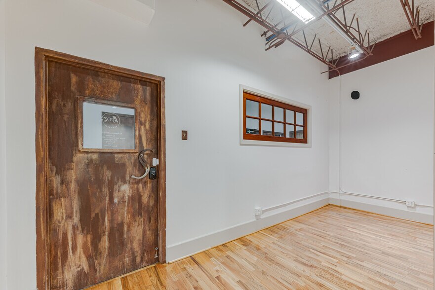 More Photos Of 1920 N Memorial Way, Houston Loft Creative Space For Lease