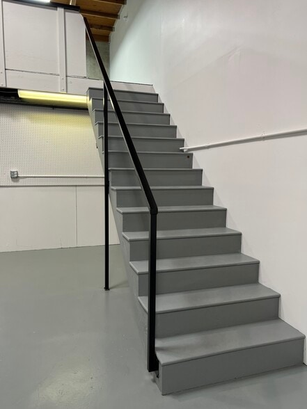 More Photos Of 2057 Goodyear Ave, Ventura Manufacturing For Sale