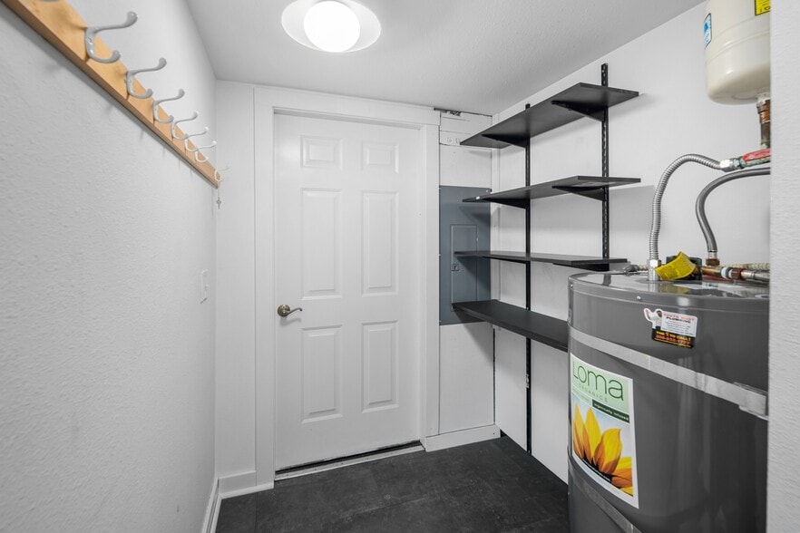 More Photos Of 605 Main St, Edmonds General Retail For Sale