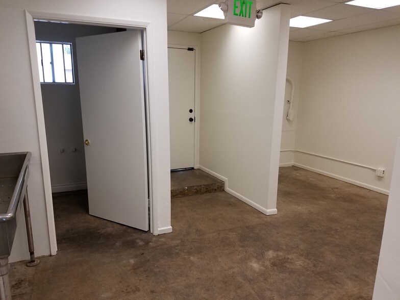 More Photos Of 1713 W Magnolia Blvd, Burbank Office For Lease