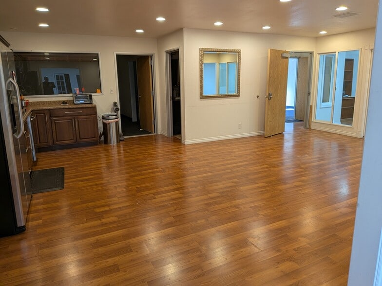 More Photos Of 1537 E McFadden Ave, Santa Ana Manufacturing For Lease