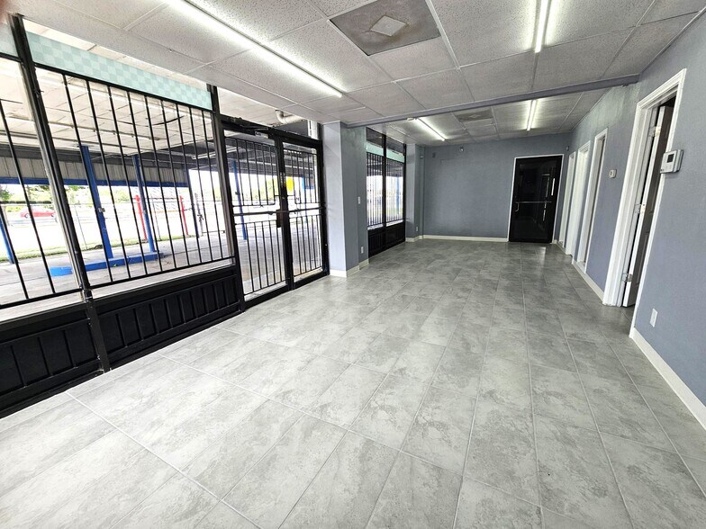 More Photos Of 8257 Gulf Fwy, Houston Auto Repair For Lease