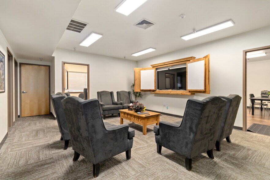 More Photos Of 1345 E State St, Eagle Warehouse For Lease