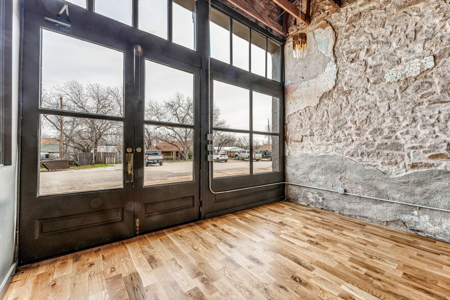 More Photos Of 104 S Kickapoo St, Lipan General Retail For Lease