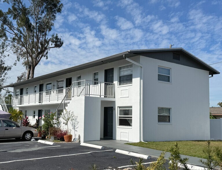 More Photos Of 2739 Grand Cayman St, Sarasota Apartments For Sale