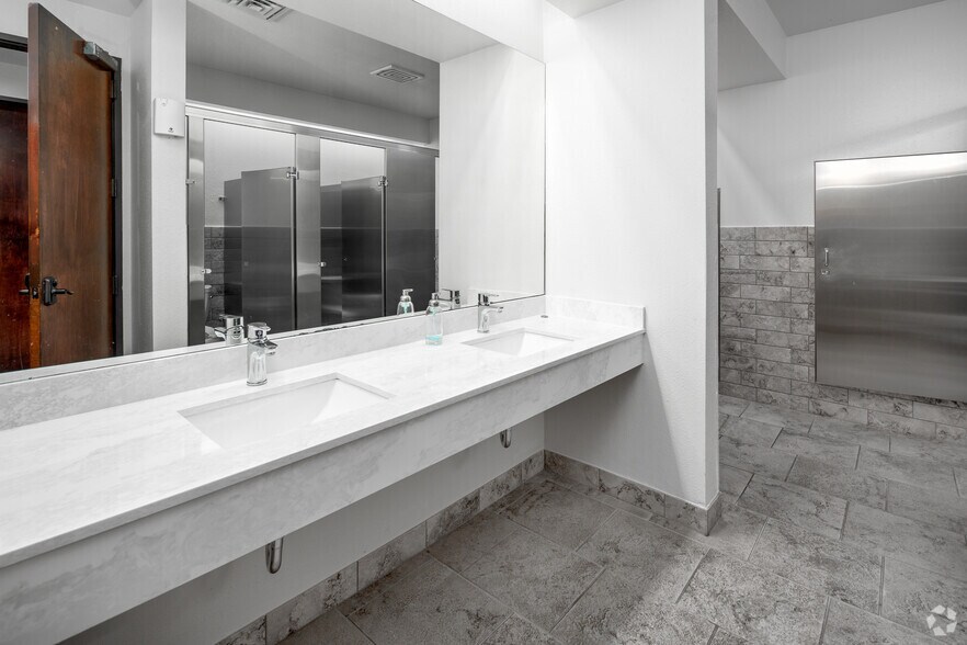 More Photos Of 16300 Addison Rd, Addison Office For Lease