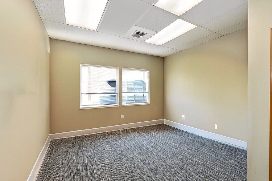 More Photos Of 104 Tremont Ave, Port Orchard Medical For Sale