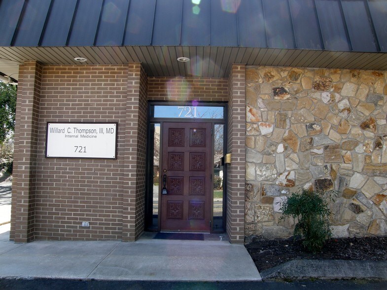 More Photos Of 721 Grove St, Salisbury Medical For Lease