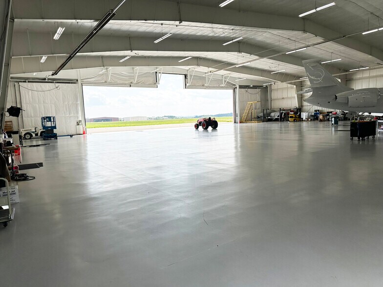 More Photos Of 14895 Pioneer Trail, Eden Prairie Airplane Hangar For Lease