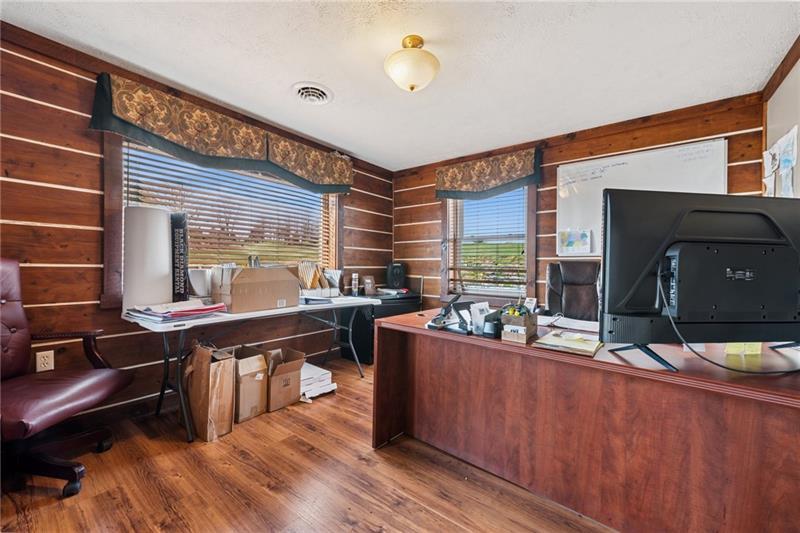 More Photos Of 208 W Mud Pike, Rockwood Office For Sale