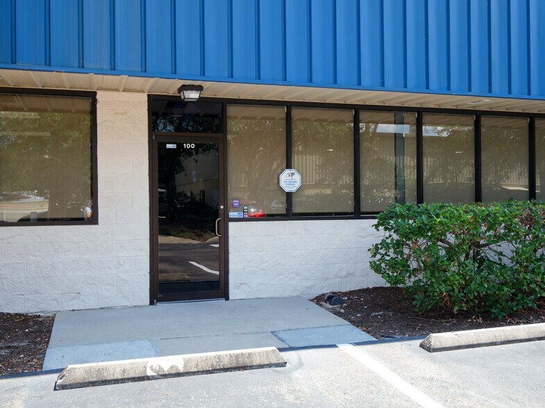 More Photos Of 402 Chairman Ct, DeBary Warehouse For Lease