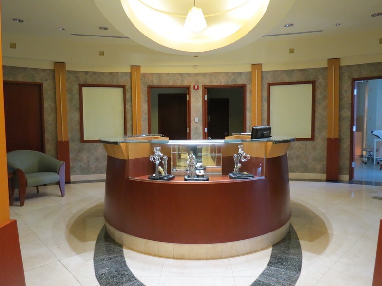 More Photos Of 2550 S Douglas Rd, Coral Gables Medical For Lease