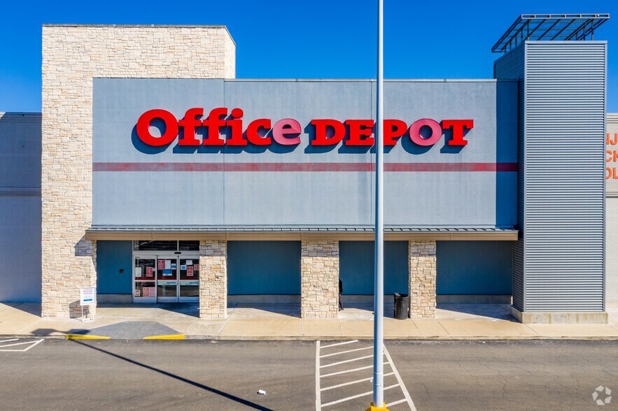 More Photos Of 8480-8680 Fourwinds Dr, San Antonio Unknown For Lease