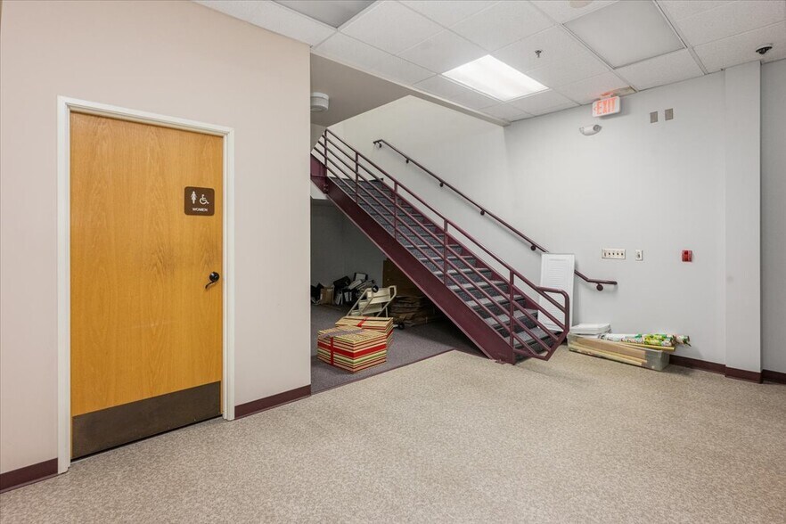 More Photos Of 7001 Jewel Lake Rd, Anchorage Office For Sale