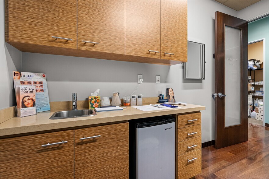 More Photos Of 27871 Smyth Dr, Santa Clarita Medical For Sale