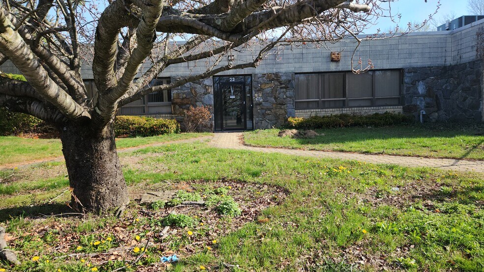 More Photos Of 22 Connor Ln, Deer Park Warehouse For Lease