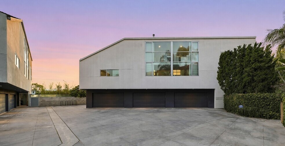 Primary Photo Of 2100 Abbot Kinney Blvd, Venice Loft Creative Space For Lease