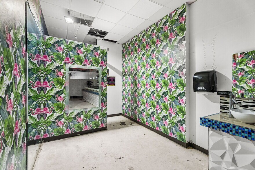 More Photos Of 13087 Hwy 271 N, Tyler Bar For Sale